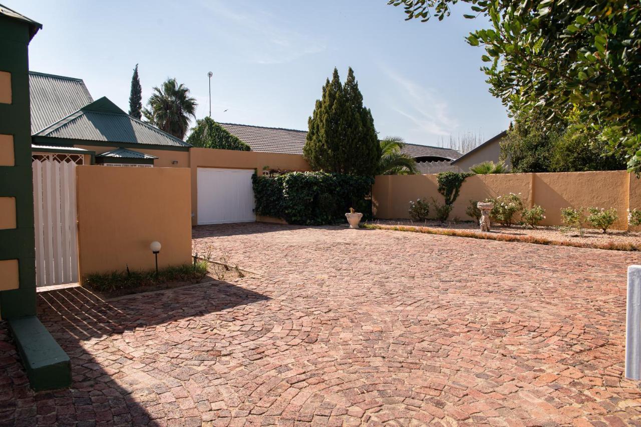 Roses And Pebbles B & B Guest House Klerksdorp Exterior photo