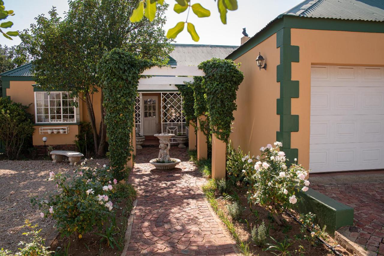 Roses And Pebbles B & B Guest House Klerksdorp Exterior photo