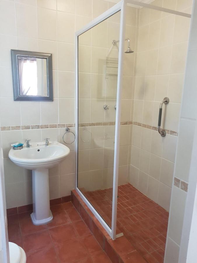 Roses And Pebbles B & B Guest House Klerksdorp Exterior photo